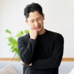 考え事をする男性