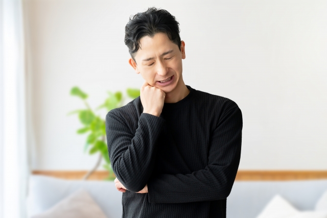 考え事をする男性