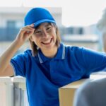 荷物を届ける女性