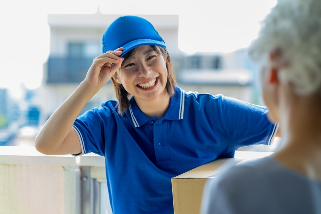 荷物を届ける女性