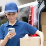 車で荷物を配達する女性配達員