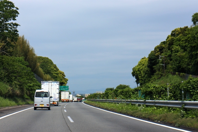 初夏の高速道路