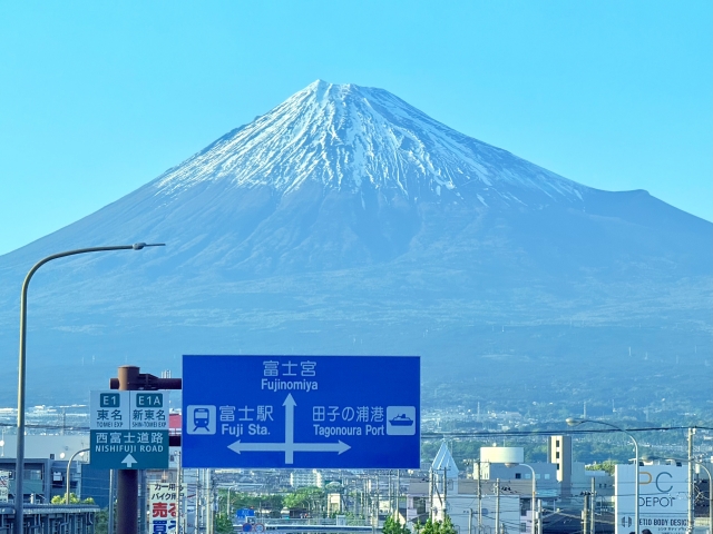 富士市蓼原大橋から見える富士山と交通標識