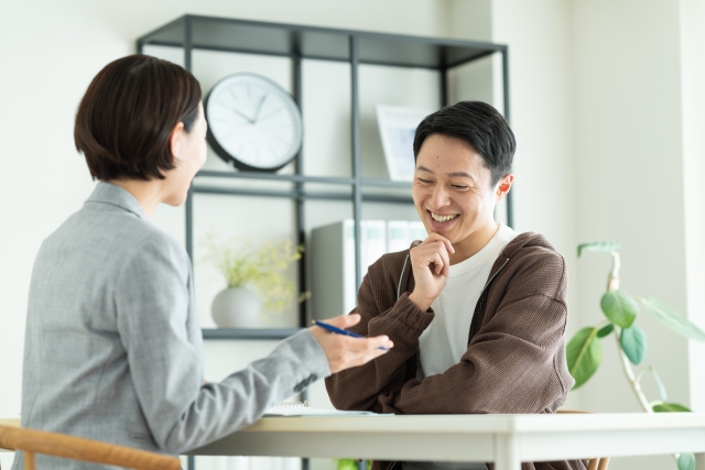 相談する男性