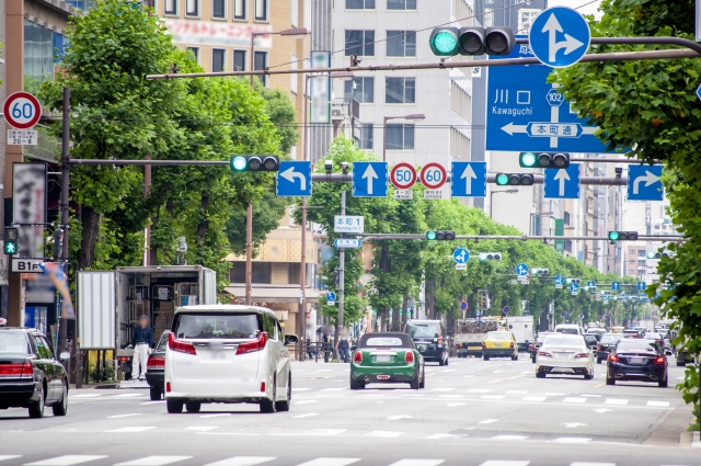 大阪市中央区本町1丁目交差点風景