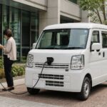 充電スタンドにつながれた白い軽バン