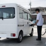 セルフスタンドで給油する軽バン