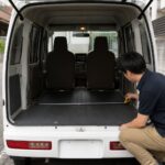 軽バンの荷室をメジャーで採寸する様子