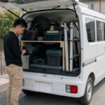 工具と脚立を積んだ軽バンの荷室