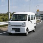 高速道路の合流を走る白い軽バン