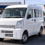 駐車場に停まる白い軽バン