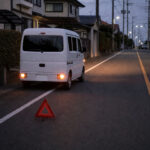 路肩でハザードを点けた軽バン