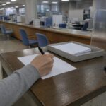 記入台で書類を書く手元